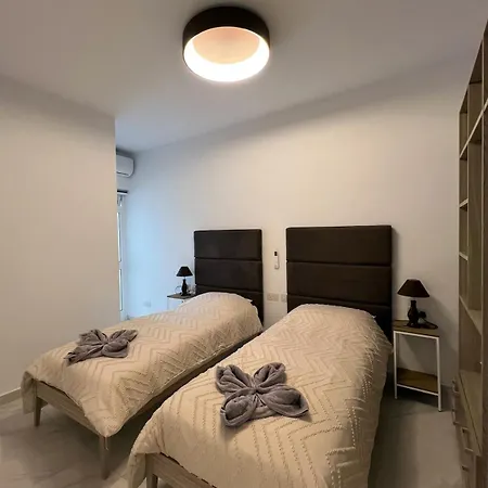 Seafront Luxury In דירה